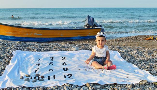 عکس نوزاد لب دریا