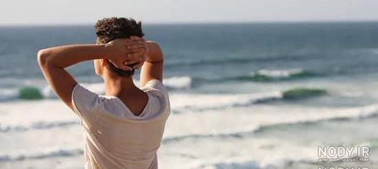 عکس پسر تنها و غمگین کنار ساحل دریا