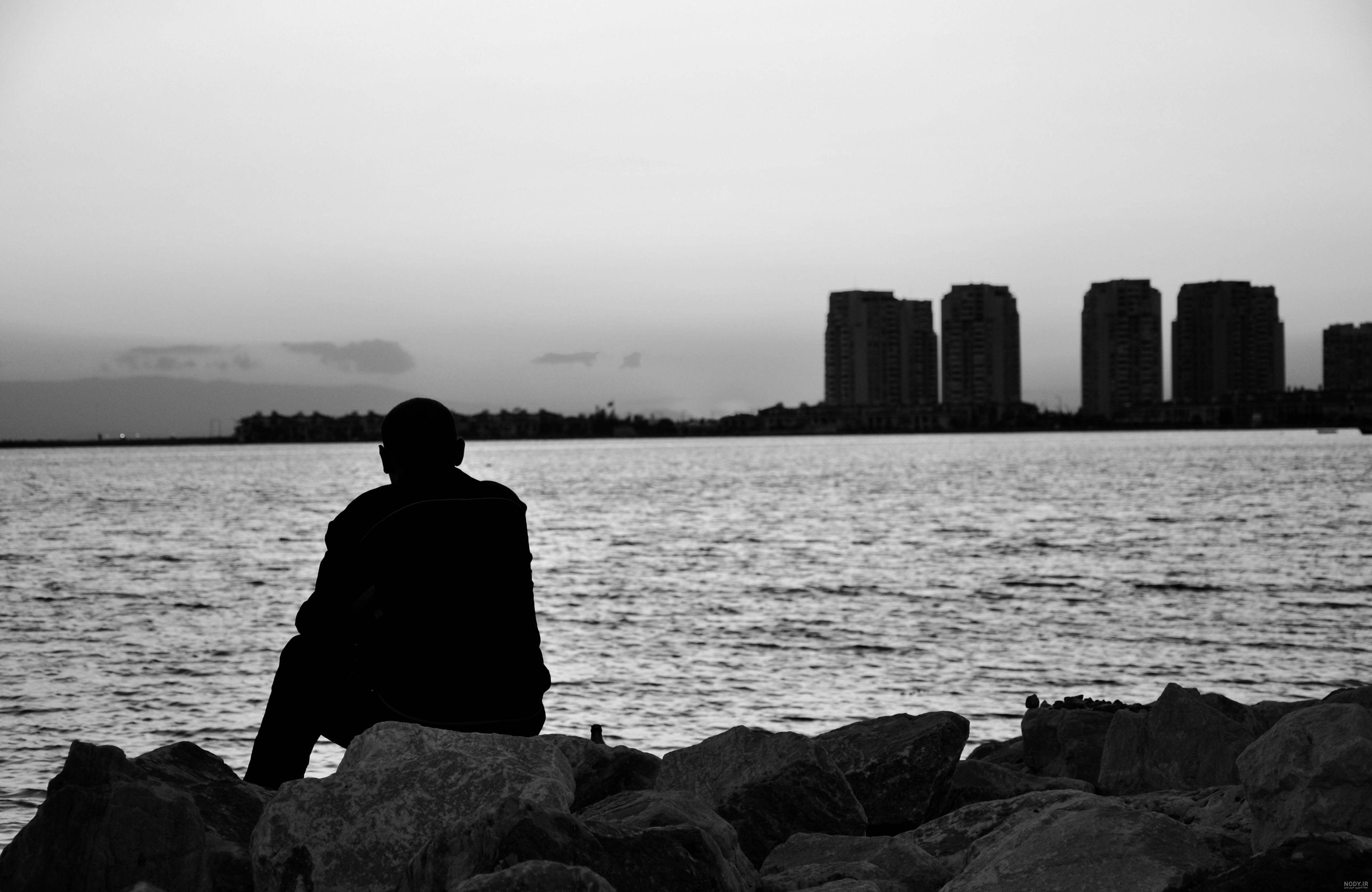  عکس پسر تنها و غمگین کنار ساحل دریا