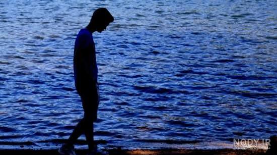  عکس پسر تنها و غمگین کنار ساحل دریا