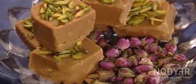 حلوا با آرد نخودچی و گندم حلوا با آرد نخودچی و گندم