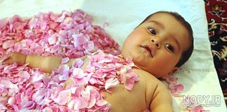 عکس بچه با گل محمدی عکس بچه با گل محمدی