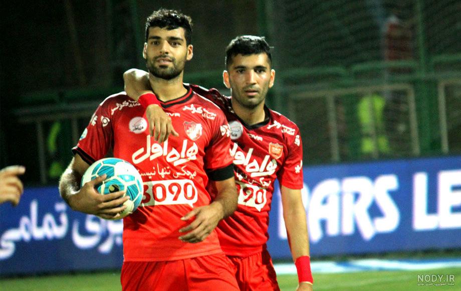 تشویق محسن مسلمان توسط هواداران پرسپولیس تشویق محسن مسلمان توسط هواداران پرسپولیس