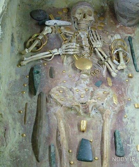 قبر در شیب کوه