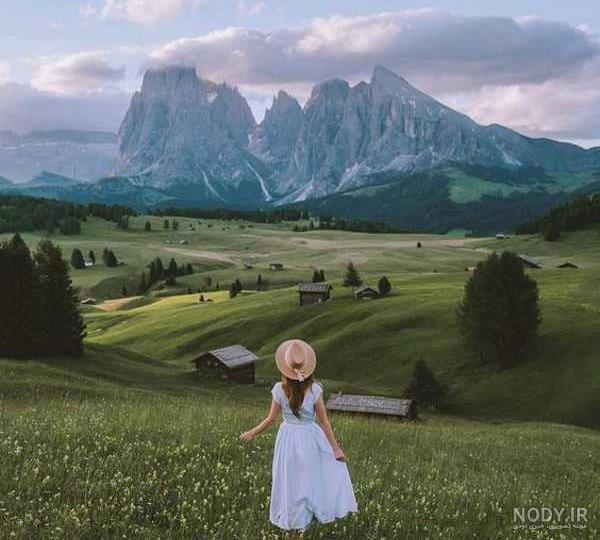 ژست عکس تولد دختر بچه در طبیعت