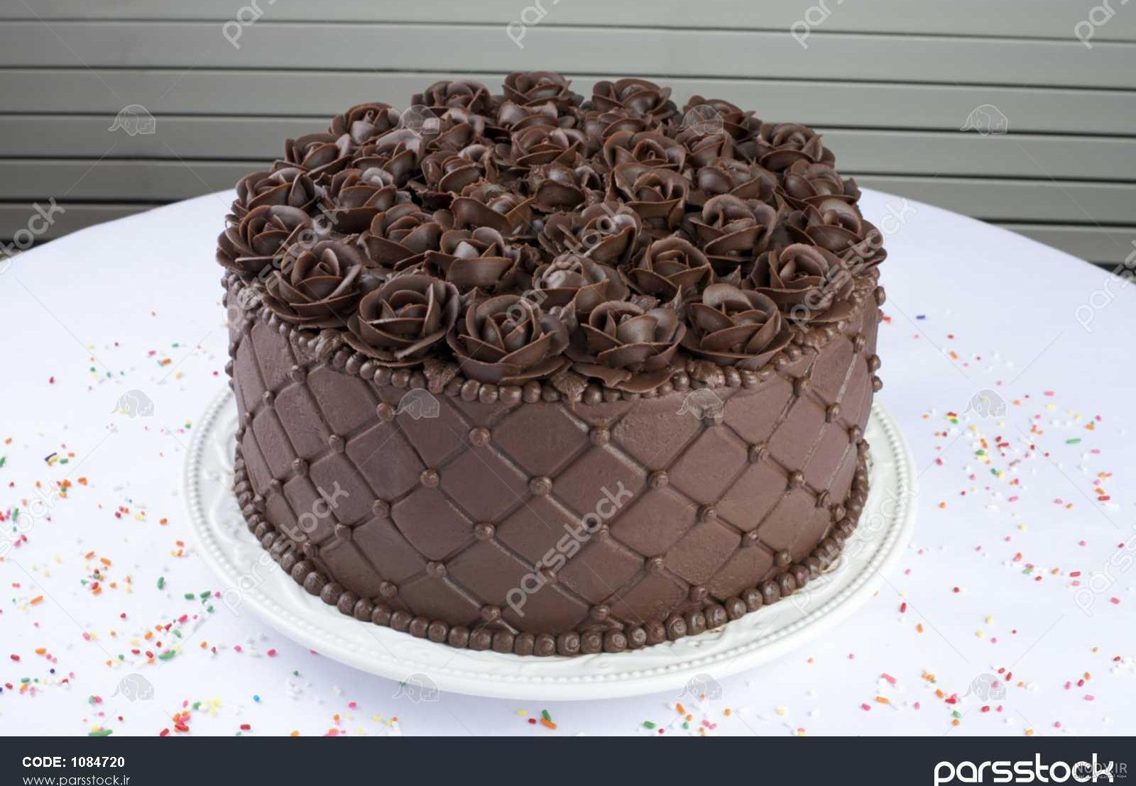 تزیین کیک با گل طبیعی رز