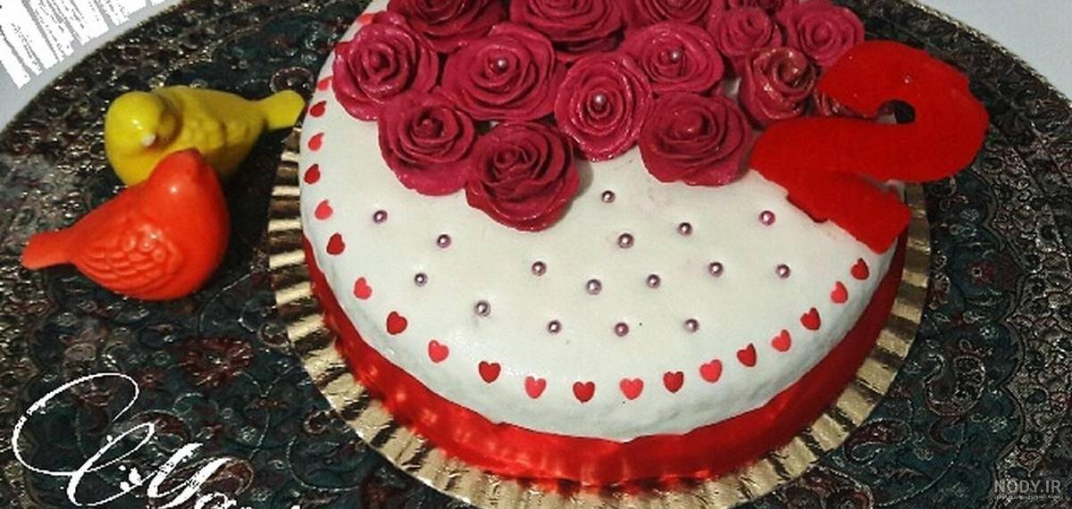 تزیین کیک یک طبقه با گل طبیعی