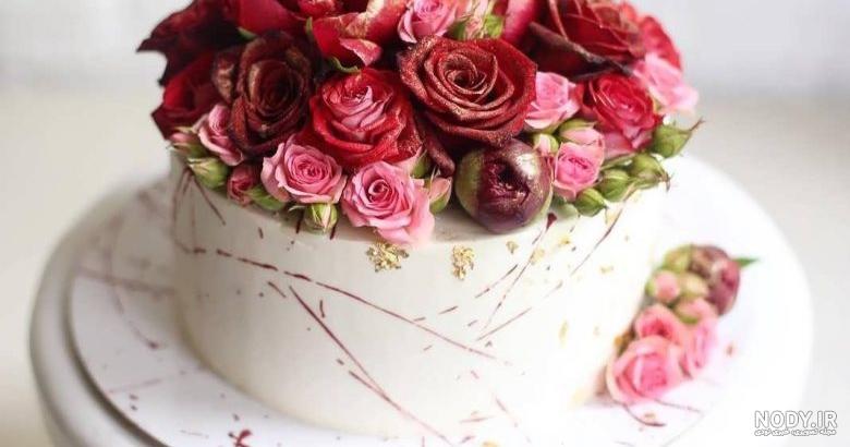 عکس کیک با گل رز طبیعی