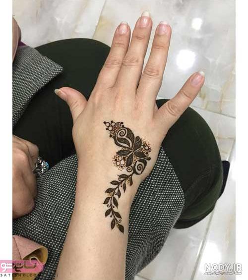طرح حنا روی دست ساده و شیک