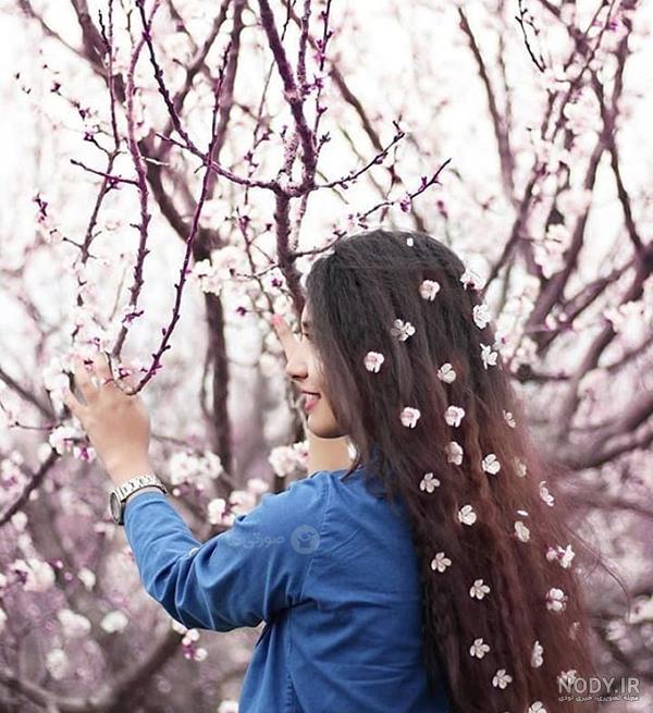ژست عکس دخترانه با شکوفه های بهاری