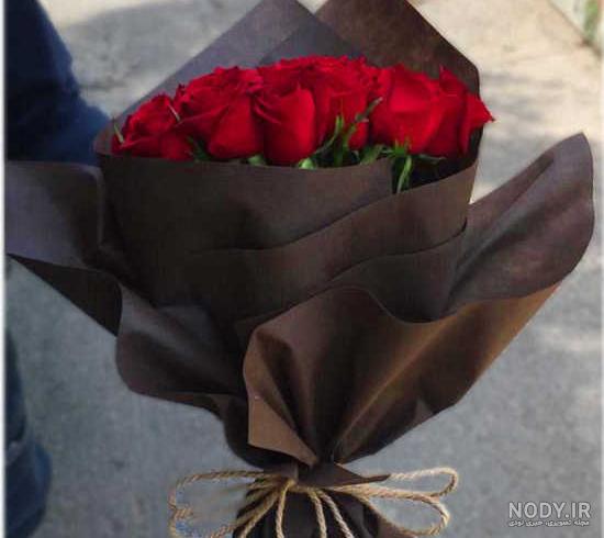 دسته گل رز قرمز ساده