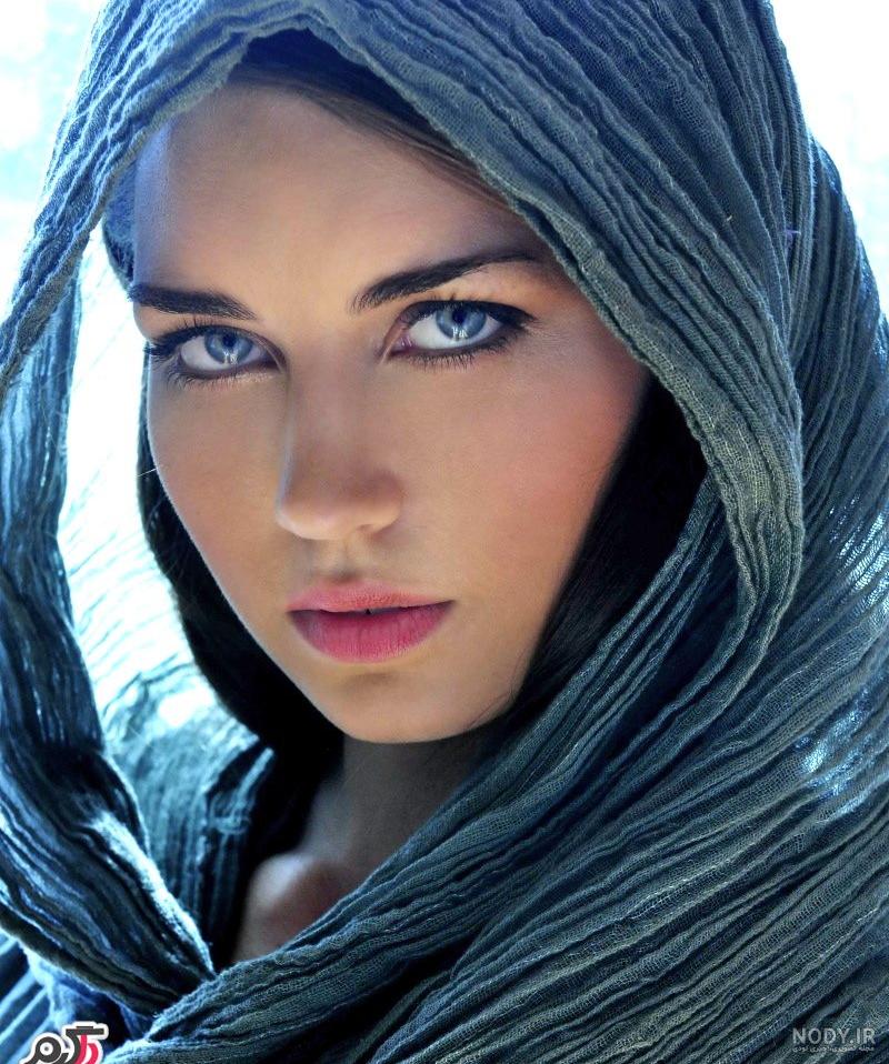 دختر چشم آبی با موهای طلایی