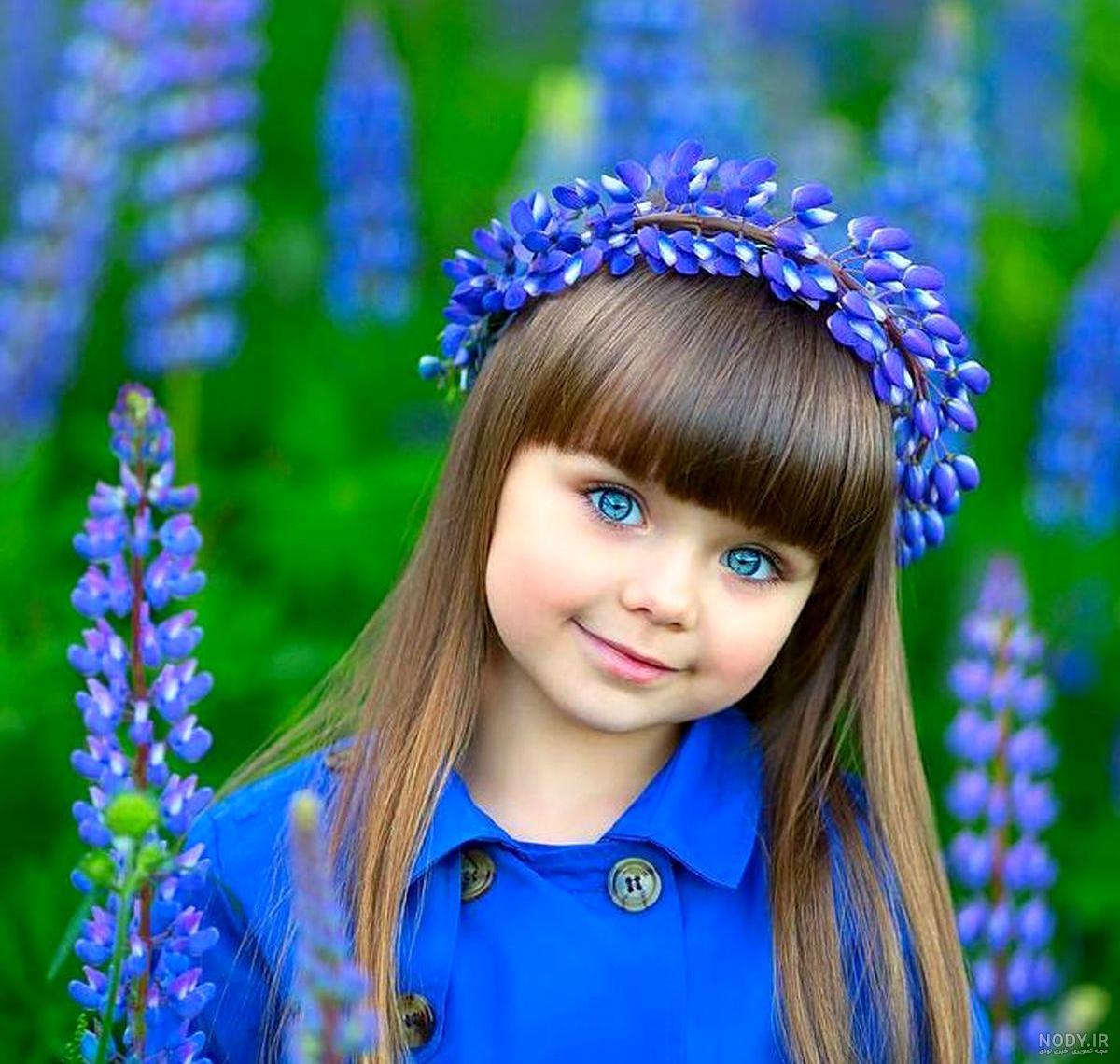 دختر چشم آبی با موهای طلایی