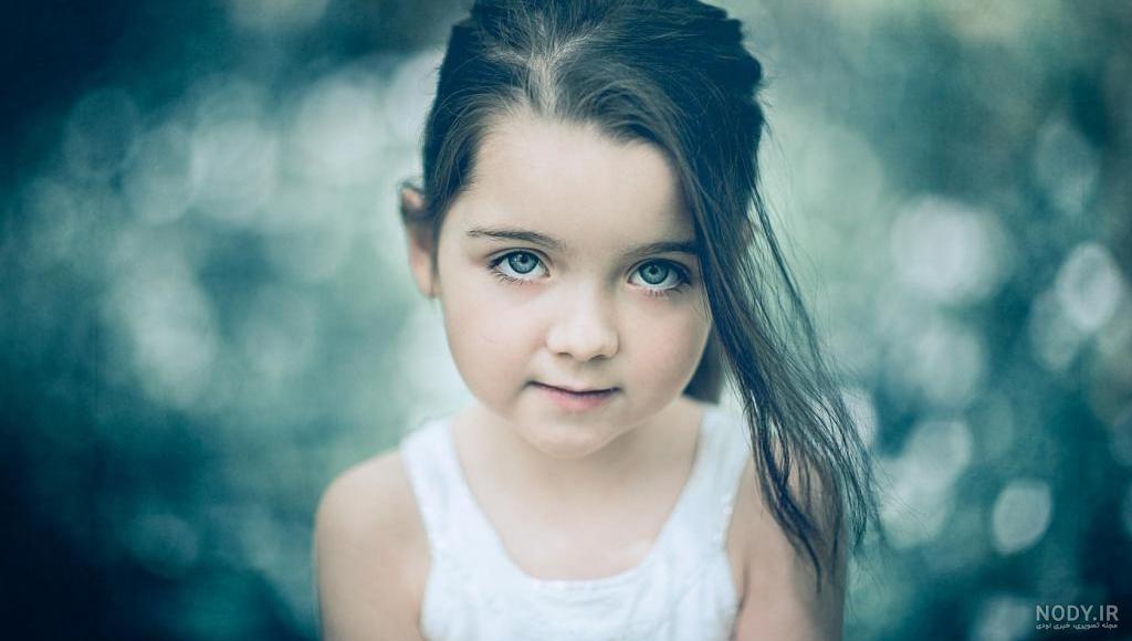 دختر چشم آبی با موهای طلایی