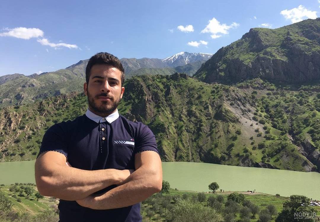 مذهب کیانوش رستمی چیست
