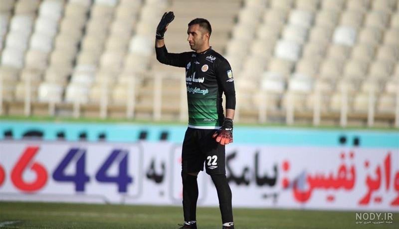 اکبر منادی به استقلال پیوست