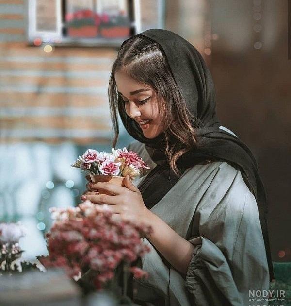 ژست عکس با باکس گل