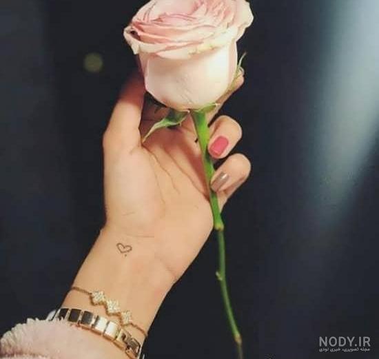 عکس خفن ژست عکس با شاخه گل