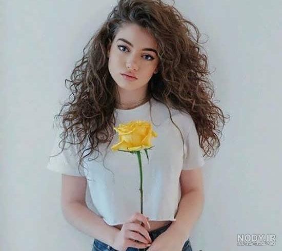 ژست عکس با باکس گل