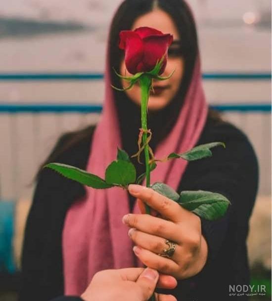 عکس با یک شاخه گل