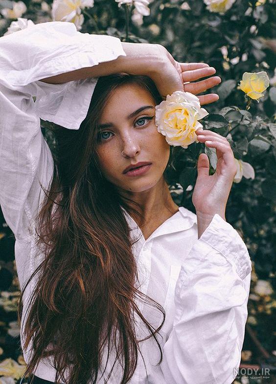 ژست عکاسی با گل نرگس