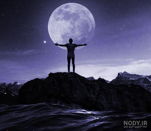 عکس مرد تنها در تاریکی