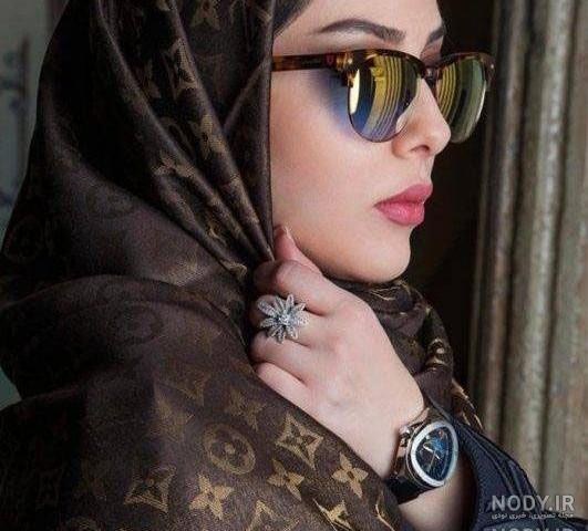 عکس دختر با عینک دودی شیک عکس دختر با عینک دودی شیک