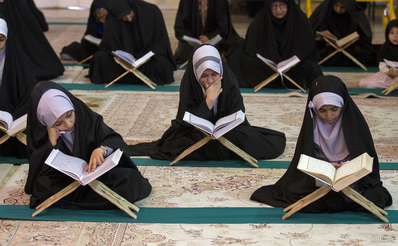 عکس قران در دست دختر