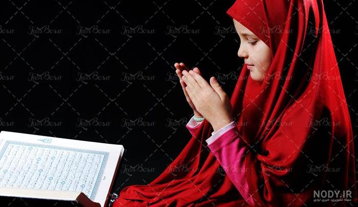 عکس قران در دست دختر