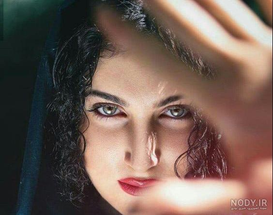 ژست عکس سلفی در خانه