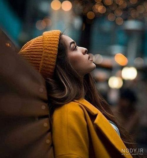 عکس دختر تنها در حال نوشتن عکس دختر تنها در حال نوشتن