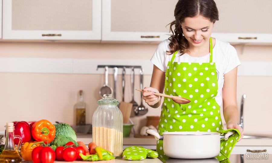 عکس زن در حال آشپزی عکس زن در حال آشپزی