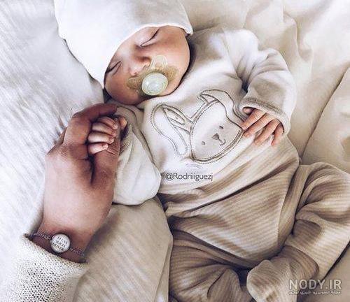 ژست عکس پسر بچه در منزل
