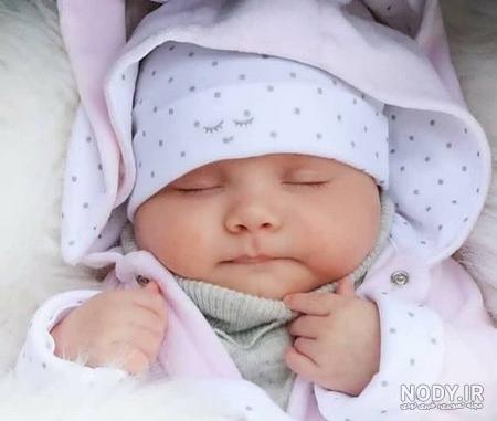 نوزاد تازه متولد شده دختر