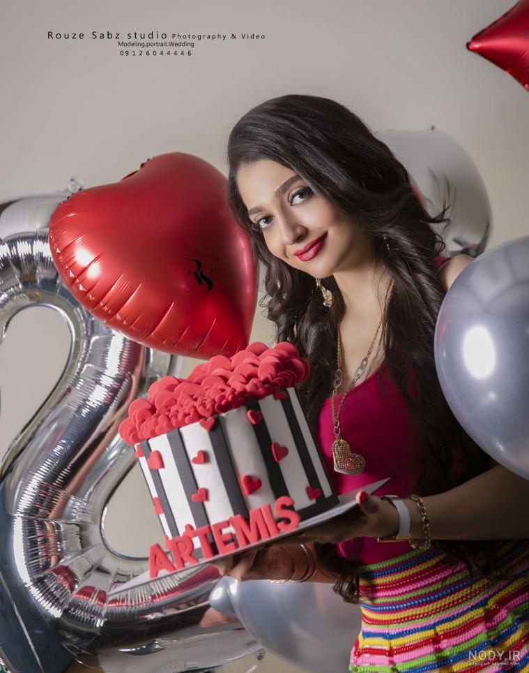 ژست عکاسی تولد دخترانه در اتلیه