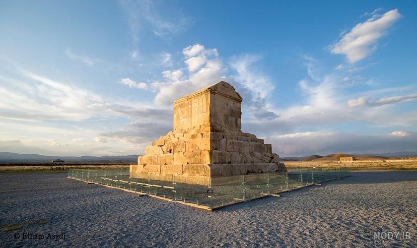 عکس کوروش کبیر در مقبره عکس کوروش کبیر در مقبره