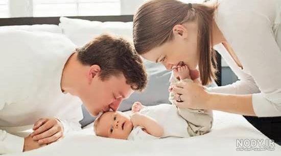 ژست عکس تولد کودک با پدر و مادر