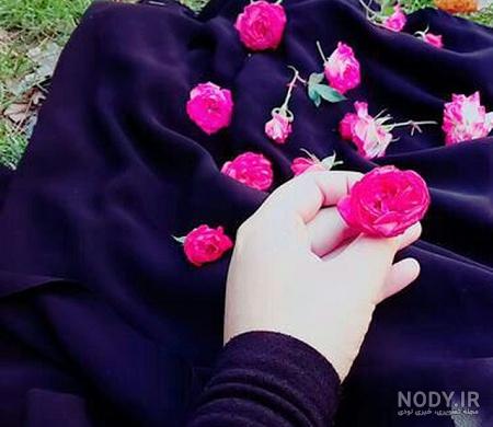 عکس گل نرگس در دست دختر چادری