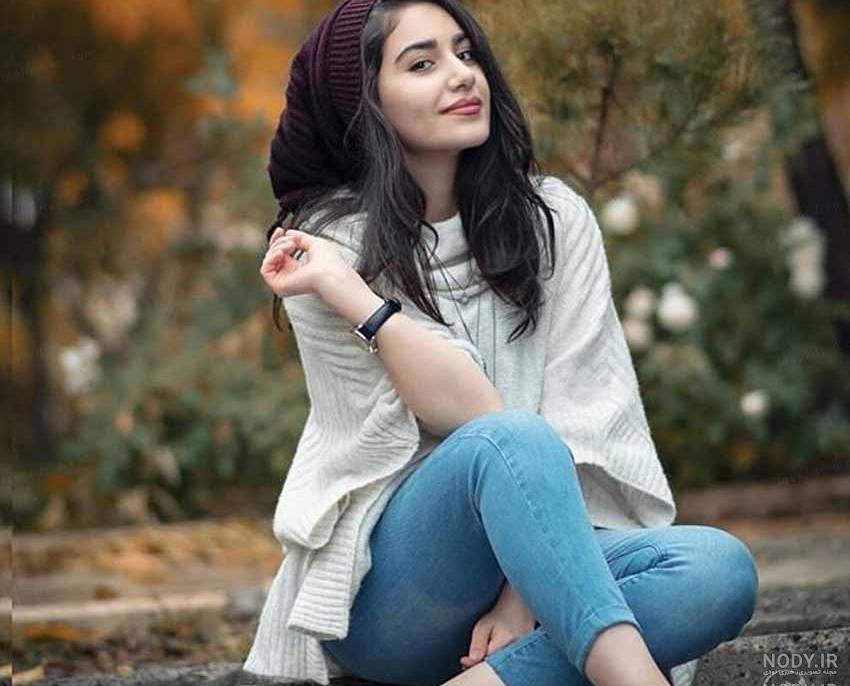 ژست عکس دخترانه در حیاط