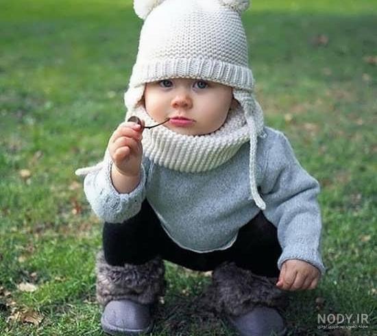 ژست عکس پسر بچه در منزل