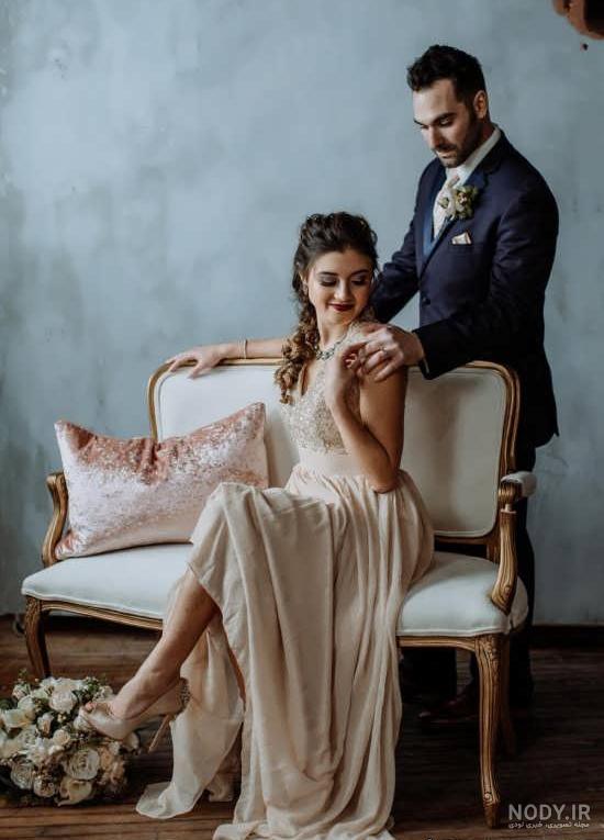 ژست عکس دخترانه در آتلیه با لباس مجلسی
