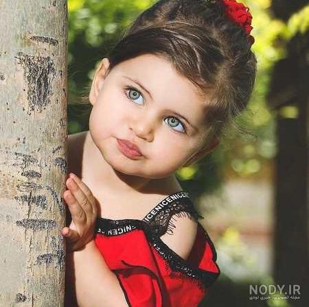 عکس دختر بچه غمگین سیاه سفید