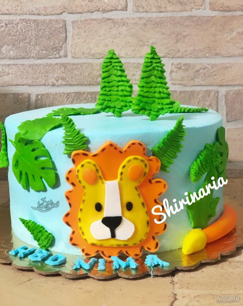 عکس ایستاده روی کیک