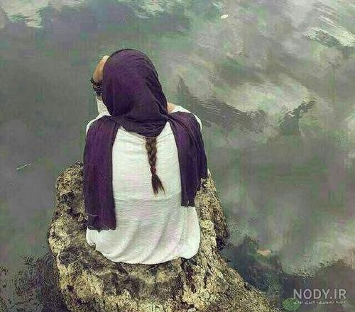 عکس زن تنها نشسته
