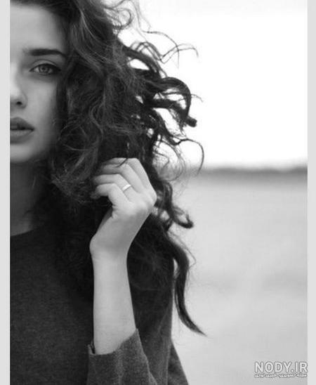 عکس دختر با کفش اسپرت برای پروفایل