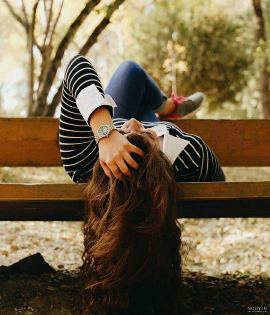 عکس دختر تنها با تیپ اسپرت