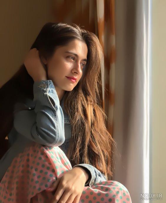 عکس دختر غمگین کنار دریا