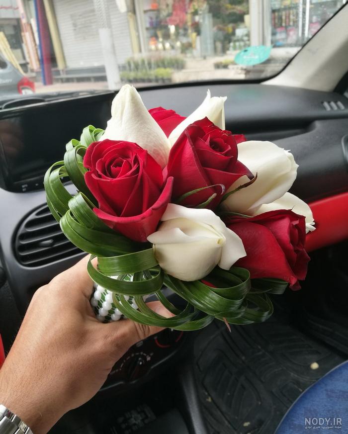 عکس گل رز روی داشبورد ماشین