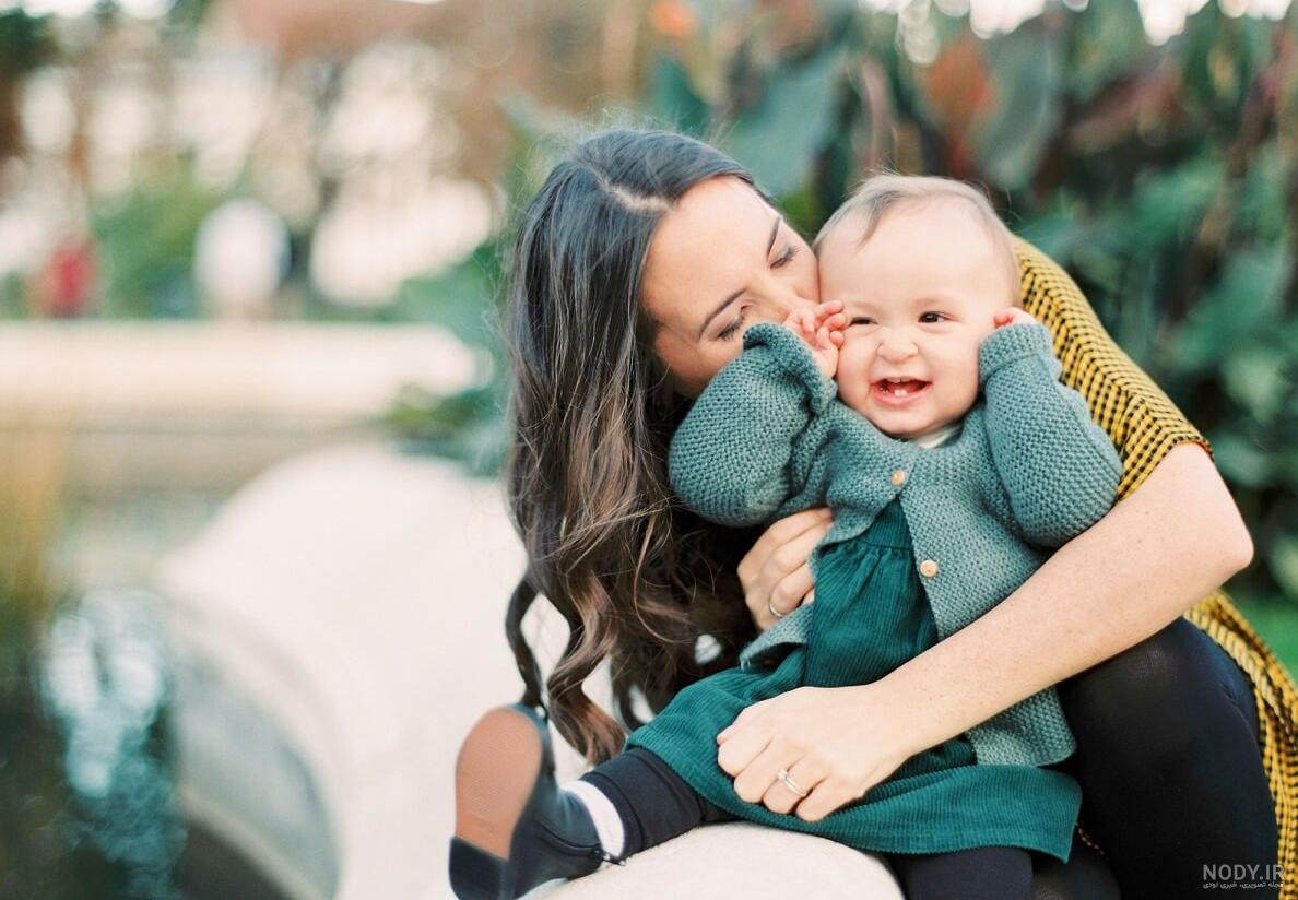  عکس مادر در طبیعت با کودک