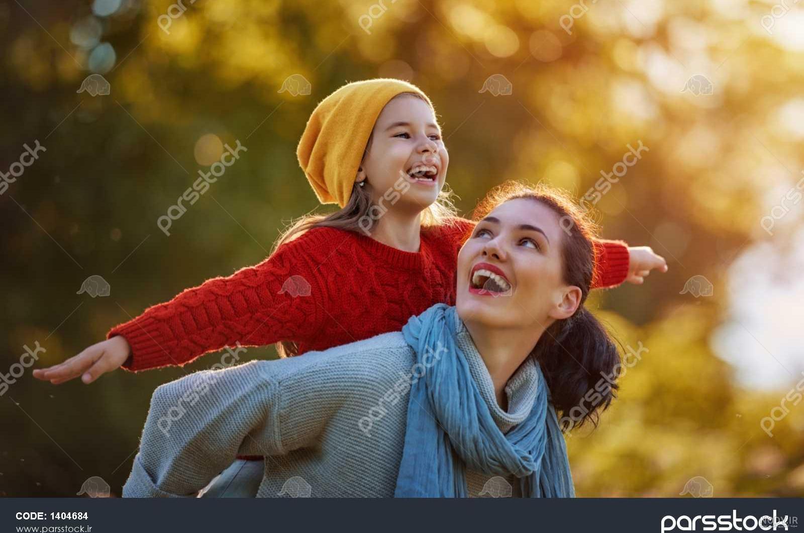  عکس مادر در طبیعت با کودک